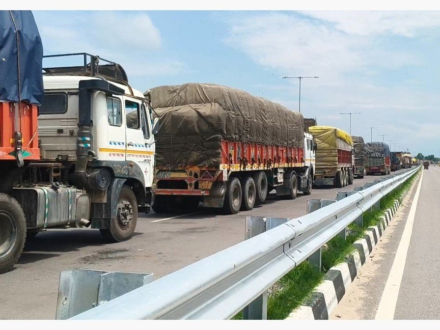 सोनौली सीमा पर 11 किमी लंबी वाहनों की कतार लगी। - Dainik Bhaskar