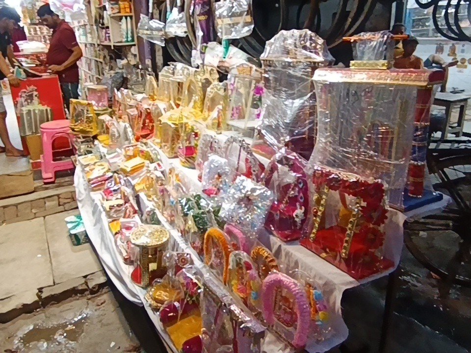 बाजारों में राधा-कृष्ण की आकर्षक पोशाक, मुकुट, बांसुरी, मोरपंख, लड्डू गोपाल की मूर्तियों की डिमांड बढ़ गई है।