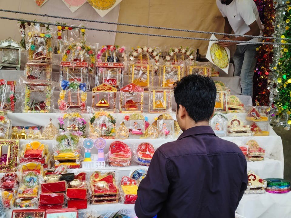 अलग-अलग डिजाइन के झूले श्रद्धालुओं को खूब पसंद आ रहे हैं।