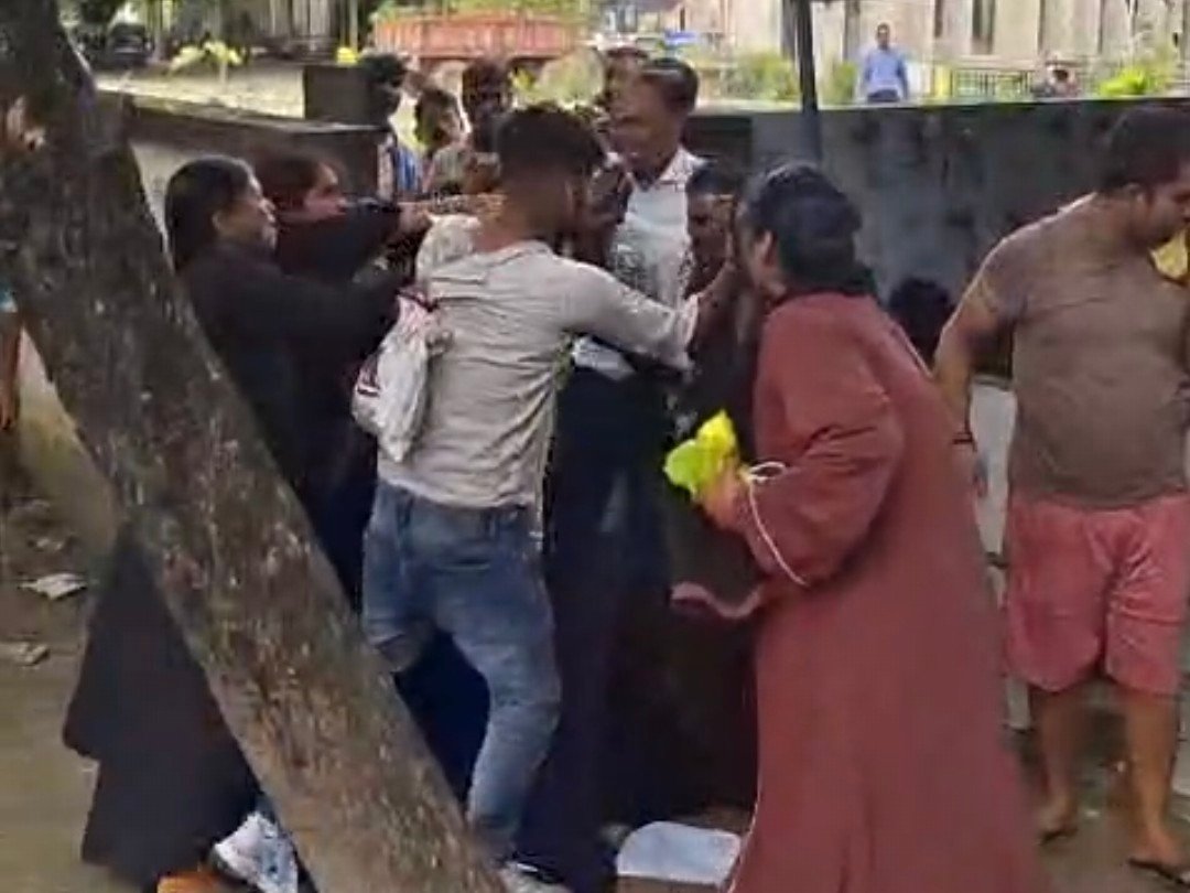 दोनों विवाद सुलझाने पहुंचे थे, लेकिन वहीं मारपीट शुरू हो गई।