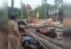 रेलवे क्रासिंग के पास यूके लिप्टिस का पेंड गिरने से दो वाहन क्षतिग्रस्त