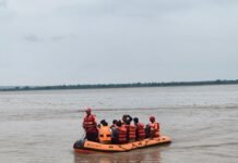 महराजगंज में गंडक नदी का बढ़ा जलस्तर:वाल्मीकि नगर बैराज से छोड़ा गया 1.47 लाख क्यूसेक पानी, प्रशासन अलर्ट