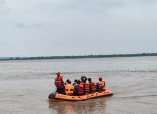 महराजगंज में गंडक नदी का बढ़ा जलस्तर:वाल्मीकि नगर बैराज से छोड़ा गया 1.47 लाख क्यूसेक पानी, प्रशासन अलर्ट
