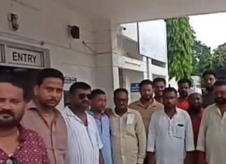 बहराइच में नगर पालिका सभासद पर हमला:लाठी-डंडे और रॉड से पीटा, जेब से 5 हजार और घड़ी छीनने की शिकायत