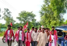 पिपरिया-मांझा से 6 युवा पदयात्रा कर लखनऊ के लिए रवाना:अखिलेश यादव से करेंगे मुलाकात, कार्यकर्ताओं ने अंगवस्त्र भेंटकर सम्मानित किया