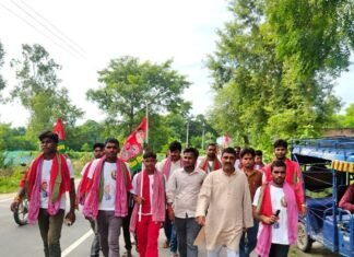 पिपरिया-मांझा से 6 युवा पदयात्रा कर लखनऊ के लिए रवाना:अखिलेश यादव से करेंगे मुलाकात, कार्यकर्ताओं ने अंगवस्त्र भेंटकर सम्मानित किया