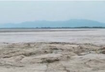 नेपाल में जलप्रलय, महराजगंज में बाढ़ का खतरा बढ़ा:नारायणी-गंडक उफान पर, हर घंटे लगभग 10 हजार क्यूसेक पानी बढ़ा रहा