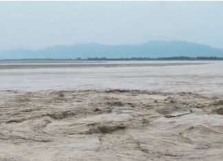 नेपाल में जलप्रलय, महराजगंज में बाढ़ का खतरा बढ़ा:नारायणी-गंडक उफान पर, हर घंटे लगभग 10 हजार क्यूसेक पानी बढ़ा रहा