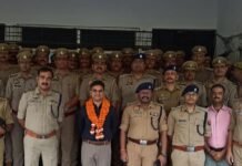 बलरामपुर में वर्तमान पुलिस अधीक्षक को विदाई:झांसी के वरिष्ठ पुलिस अधीक्षक का पद संभालेंगे, कर्मचारियों ने पुष्पगुच्छ भेंट कर सम्मानित किया