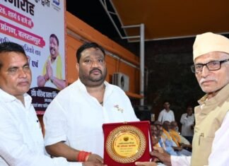 बलरामपुर में वरिष्ठ अधिवक्ता हरिराम पांडेय सम्मानित:विधि और समाज सेवा में उत्कृष्ट कार्य पर पालिका अध्यक्ष ने किया सम्मान