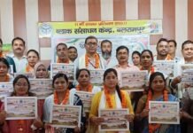 बेहतर शैक्षणिक कार्य के लिए 25 शिक्षक सम्मानित:बलरामपुर में आदर्श शिक्षकों को प्रमाण पत्र के साथ हुआ सम्मान