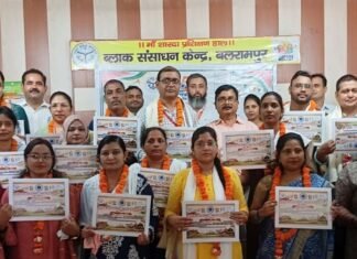 बेहतर शैक्षणिक कार्य के लिए 25 शिक्षक सम्मानित:बलरामपुर में आदर्श शिक्षकों को प्रमाण पत्र के साथ हुआ सम्मान