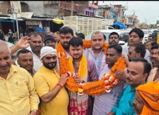 सांसद बृजभूषण शरण सिंह के प्रतिनिधि का जन्मदिन समारोह:हरिहरगंज में हुआ आयोजन, समर्थकों ने किया स्वागत