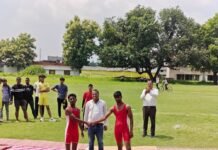 जनपदीय कुश्ती में खिलाड़ियों ने दिखाया दमखम:बलरामपुर में माध्यमिक शिक्षा विभाग ने कराया आयोजन