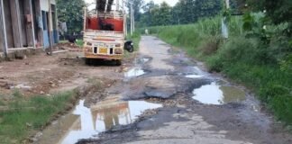 सादुल्लानगर-धुसवा मार्ग पर सड़क जर्जर:खरिका मासूमपुर जाने वाले ग्रामीण आवागमन में परेशान