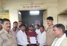 बलरामपुर के सोनपुर में गहराया बिजली संकट:दो दर्जन ग्रामीणों ने एसडीओ को सौंपा ज्ञापन