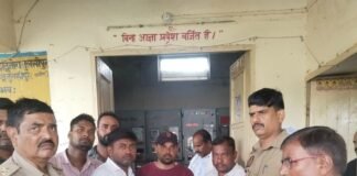 बलरामपुर के सोनपुर में गहराया बिजली संकट:दो दर्जन ग्रामीणों ने एसडीओ को सौंपा ज्ञापन