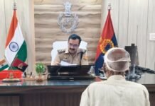 एसपी ने जनसुनवाई में सुनीं शिकायतें, दिए सख्त निर्देश:बलरामपुर में भूमि विवाद; साइबर फ्रॉड पर गूगल मीट से थाना प्रभारियों को निर्देश