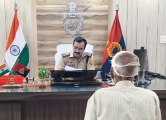 एसपी ने जनसुनवाई में सुनीं शिकायतें, दिए सख्त निर्देश:बलरामपुर में भूमि विवाद; साइबर फ्रॉड पर गूगल मीट से थाना प्रभारियों को निर्देश
