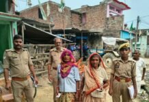 बलरामपुर पुलिस का जनसंवाद अभियान, घर-घर पहुंची CPU टीम:बुजुर्गों-दिव्यांगों की सुनी समस्याएं; साइबर ठगी से बचाव का दिया संदेश