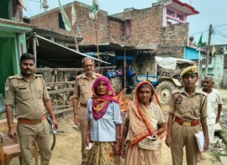 बलरामपुर पुलिस का जनसंवाद अभियान, घर-घर पहुंची CPU टीम:बुजुर्गों-दिव्यांगों की सुनी समस्याएं; साइबर ठगी से बचाव का दिया संदेश