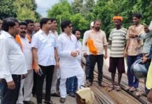 भाथर रेलवे फाटक पर अंडरपास निर्माण का विरोध, रुकवाया काम:बलरामपुर में फ्लाईओवर की मांग को लेकर प्रदर्शन, ग्रामीण बोले- बारिश में जलभराव का भी खतरा