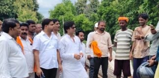 भाथर रेलवे फाटक पर अंडरपास निर्माण का विरोध, रुकवाया काम:बलरामपुर में फ्लाईओवर की मांग को लेकर प्रदर्शन, ग्रामीण बोले- बारिश में जलभराव का भी खतरा