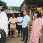 डीएम ने सराय बहेरिया घटनास्थल पर पहुंचकर जाना पीड़ितों का हाल, लेखपाल को किया निलंबित