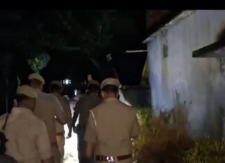बंद कमरे में बिस्तर पर मिले पति-पत्नी के शव:बलरामपुर के पीरगैंड़ास में की घटना, एक महीने पहले नौकरी से लौटा था पति