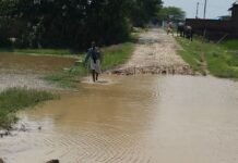 केशवापुर-सेमरी मार्ग पर जलभराव:बढ़ई पुरवा के पास सड़क बनी तालाब, राहगीर और वाहन चालक परेशान