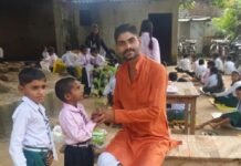 स्कूल में बच्चों ने लगाए पौधे:पर्यावरण संरक्षण का संकल्प लिया, प्रबंधक बोले- पेड़ ही जीवन का आधार