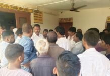 15 दिन से बिजली कटौती और लो-वोल्टेज से लोग परेशान:कप्तानगंज में व्यापारियों ने ज्ञापन सौंपकर नियमित सप्लाई और ट्रांसफार्मर बदलने की मांग की