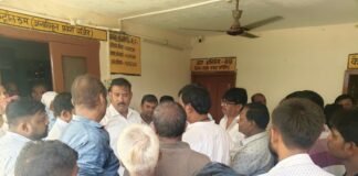 15 दिन से बिजली कटौती और लो-वोल्टेज से लोग परेशान:कप्तानगंज में व्यापारियों ने ज्ञापन सौंपकर नियमित सप्लाई और ट्रांसफार्मर बदलने की मांग की