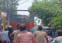 महराजगंज-बांसपर रोड पर लंबा जाम:राहगीर एक से दो घंटे तक फंसे, नगरवासी और स्कूली बच्चे परेशान