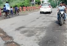 डुमरियागंज-बांसी मार्ग पर नहर की पुलिया जर्जर, हादसे का डर:सोनहटी के पास सड़क पर गहरे गड्ढे; राहगीरों ने की मरम्मत की मांग