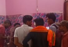 कॉलेज गेट के बाहर छात्र की पिटाई:गंभीर रूप से घायल, परिजनों ने की कार्रवाई की मांग