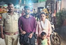 सोनौली पुलिस ने 5 मिनट में खोजा गुम हुआ बैग:युवक को लौटाए नकदी, दो मोबाइल और जरूरी दस्तावेज