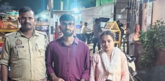 सोनौली पुलिस ने 5 मिनट में खोजा गुम हुआ बैग:युवक को लौटाए नकदी, दो मोबाइल और जरूरी दस्तावेज