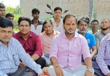सिसवा में रायपुर-मंगलछपरा मार्ग की बदहाली पर ग्रामीणों का गुस्सा:PWD के खिलाफ धरना, मांग न मानी तो भूख हड़ताल