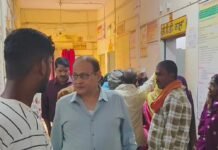 सीएमओ का सीएचसी परतावल में अचानक निरीक्षण:बाहरी दवा-जांच पर डॉक्टरों को चेतावनी, दलालों पर भी रहेगी नजर