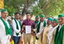 इकौना में किसान-यूनियन ने 16 सूत्री मांगों का ज्ञापन सौंपा:राजस्व और राशन कार्ड समेत कई समस्याओं पर की बात