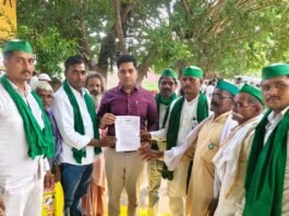 इकौना में किसान-यूनियन ने 16 सूत्री मांगों का ज्ञापन सौंपा:राजस्व और राशन कार्ड समेत कई समस्याओं पर की बात