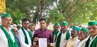 इकौना में किसान-यूनियन ने 16 सूत्री मांगों का ज्ञापन सौंपा:राजस्व और राशन कार्ड समेत कई समस्याओं पर की बात