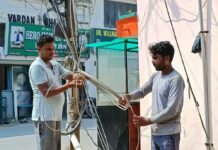 सिसवा में बिजली विभाग का बड़ा अभियान, जर्जर तार-खंभे बदले:बढ़ते फाल्ट पर बिजली विभाग का शिकंजा, गोपाल नगर से रेलवे स्टेशन रोड तक बदले तार-खंभे