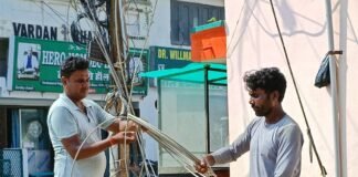 सिसवा में बिजली विभाग का बड़ा अभियान, जर्जर तार-खंभे बदले:बढ़ते फाल्ट पर बिजली विभाग का शिकंजा, गोपाल नगर से रेलवे स्टेशन रोड तक बदले तार-खंभे