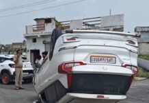 नौतनवा बाईपास पर अर्टिगा पलटी, 6 लोग घायल:बसपा पूर्व जिलाध्यक्ष की काइगर कार से हुई टक्कर, सभी संतकबीर नगर के निवासी थे