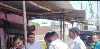 किराया बकाया होने पर जिला-पंचायत ने तीन दुकानें खाली कराईं:श्रावस्ती के नासिरगंज और हरदत्त नगर गिरंट में हुई कार्रवाई