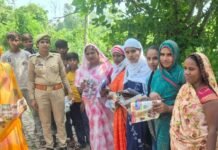 श्रावस्ती में पुलिस ने महिलाओं-छात्राओं को सुरक्षा के गुर सिखाए:साइबर अपराध से बचाव और कानूनी अधिकारों की जानकारी दी