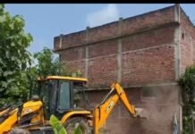 महराजगंज में पोखरी की जमीन से हटा अवैध कब्जा:धारा 67 के तहत हुई कार्रवाई, पक्के मकान तोड़े गए; भारी पुलिस बल तैनात