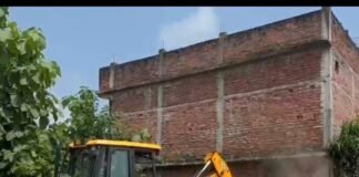 महराजगंज में पोखरी की जमीन से हटा अवैध कब्जा:धारा 67 के तहत हुई कार्रवाई, पक्के मकान तोड़े गए; भारी पुलिस बल तैनात